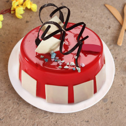 Strawberry cake with white choco flakes