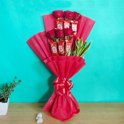 Combo of 6 KitKat Chocolates Bouquet with 6 Red Roses