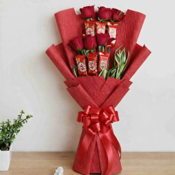 Adorable Gesture: A Gift Combo of 6 KitKat chocolates and 6 red roses bouquet