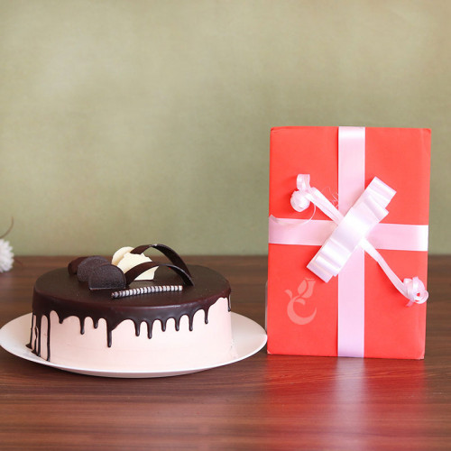 Combo of Half Kg Chocolate Cake and 1 Greeting Card