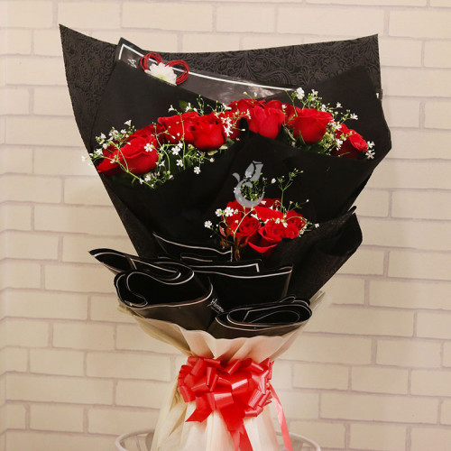 25 Red Roses in Black and White Special Paper Packing